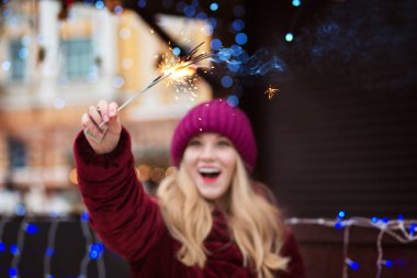 Chris parlayan bengal ışıklar tutan sürpriz genç kadın