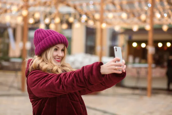 Kifejező fiatal nő vesz önarckép-a mozgatható telefon — Stock Fotó