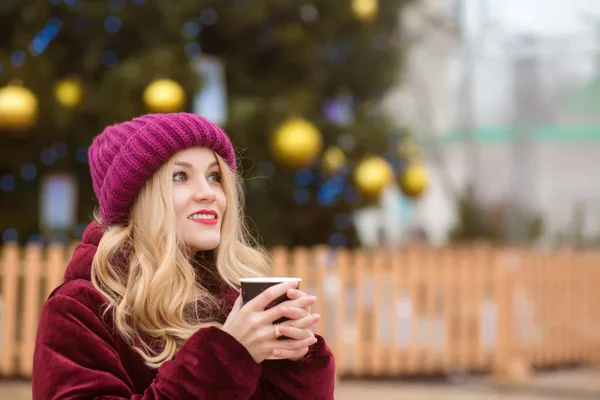 Kış giysileri ve içme kahve giymiş güzel genç kadın — Stok fotoğraf