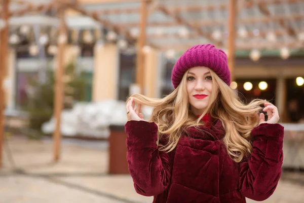 Εκπληκτική ξανθιά γυναίκα που φοράει ζεστά χειμωνιάτικα ρούχα, ποζάρει για το — Φωτογραφία Αρχείου