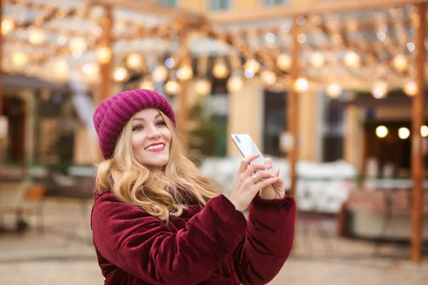 Cheerful young woman taking selfie on the mobile phone at the ba — Stock Photo, Image