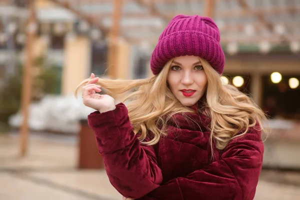 Mulher loira maravilhosa vestindo roupas quentes de inverno, posando em t — Fotografia de Stock