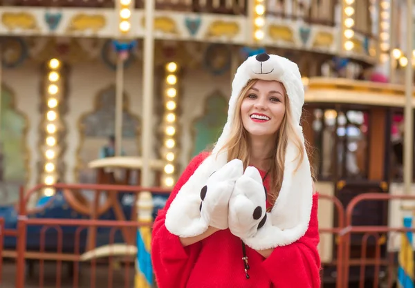 Veselá blond žena nosí červený pletený svetr a legračním klobouku, — Stock fotografie