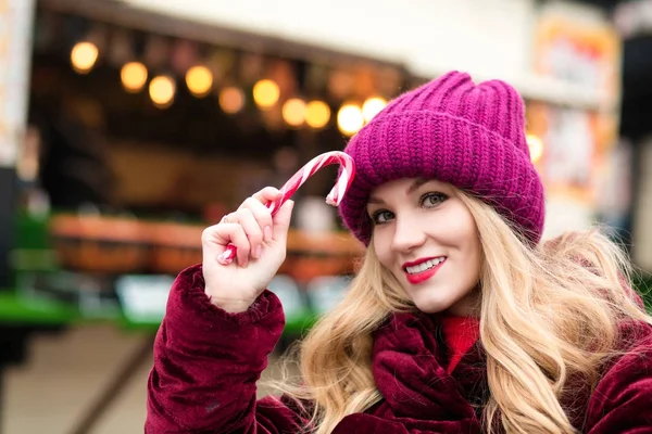 Adorável modelo loira posando com cana de doces de Natal no st — Fotografia de Stock