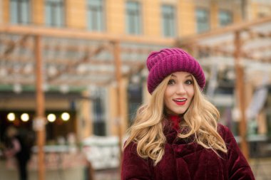 Sürpriz genç kadının giydiği kırmızı örgü şapka ve kış ceket, p