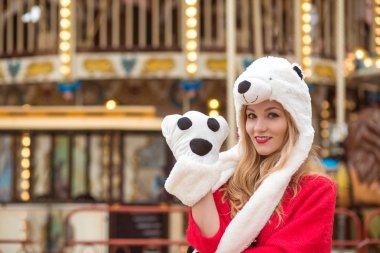 Kırmızı örgü kazak ve komik şapka giyen harika sarışın kadın, 