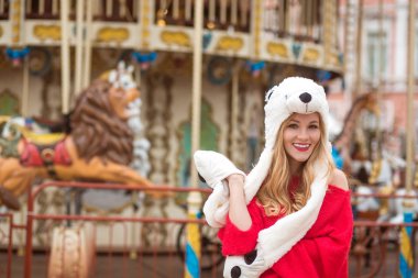 Kırmızı örgü kazak ve komik şapka giyen gülümseyen sarışın kadın, 