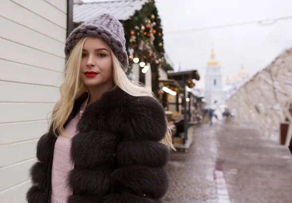 Nahaufnahme Porträt einer tollen jungen Frau mit hellem Make-up posin — Stockfoto