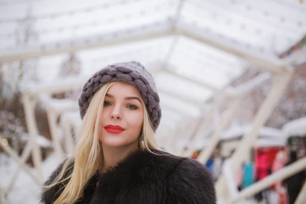 Closeup portrait of fashionable young woman with bright makeup w — Stock Photo, Image