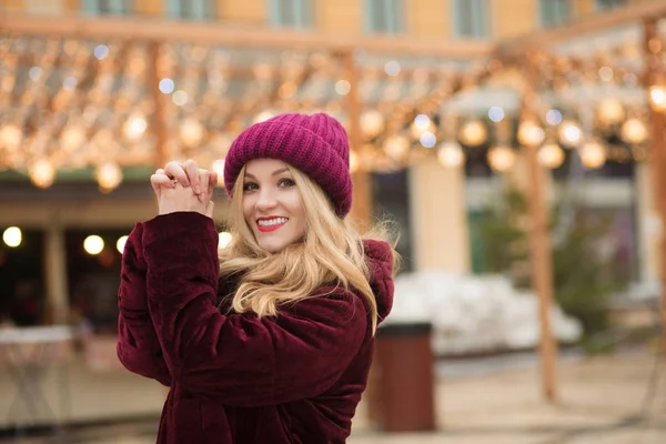 美丽的年轻女子身穿红色针织帽和冬季大衣, 宝 — 图库照片
