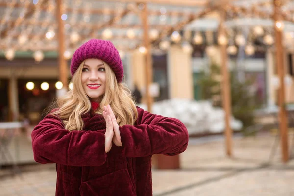 Lovely young woman wearing red knitted hat and winter coat, posi — Stock Photo, Image