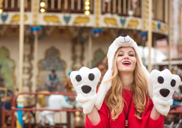 Glorreiche blonde Frau mit rotem Strickpullover und lustigem Hut, — Stockfoto