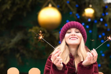 Köpüklü bengal ışıkları ile eğleniyor ifade sarışın kadın 