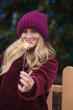 Köpüklü bengal ışıkları ile eğlenmek şaşırtıcı sarışın kadın 