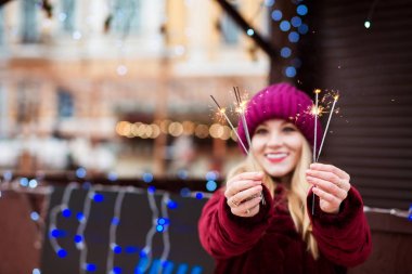 İsa parlayan Bengal ışıklar holding ifade sarışın kız