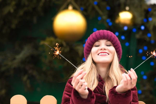 Expressive blonde woman having fun with sparkling bengal lights — Stock Photo, Image
