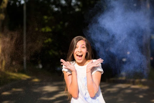 Емоційна молода азіатська жінка розважається з фарбою Голі вибухає — стокове фото