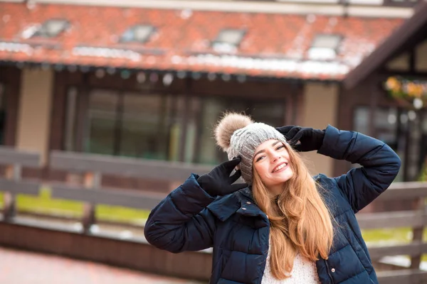 Feliz mulher ruiva vestindo casaco de inverno preto e chapéu de malha — Fotografia de Stock