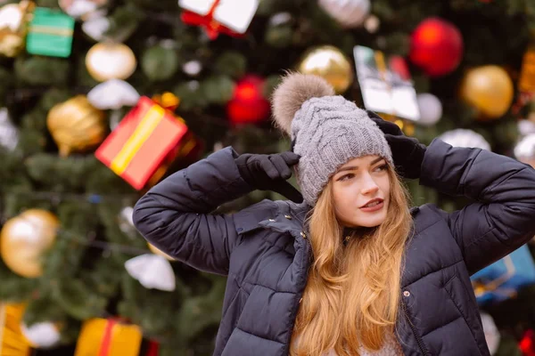 Attractive red haired woman wearing winter outfit, posing on the — Stock Photo, Image