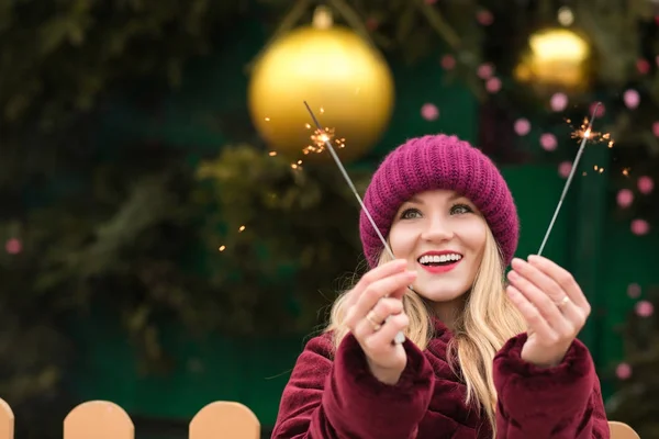 Happyl blonde woman dressed in trendy apparel, holding sparkling — Stock Photo, Image