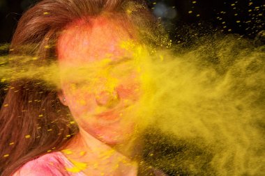 Holi boya esiyor ile şaşırtıcı esmer kız closeup portresi