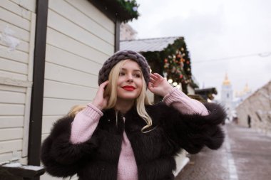 Sokak şık giymiş şık genç kadın portresi h mamulleri