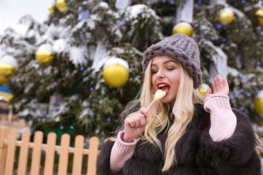 Gri örgü şapkalı güzel sarışın kadın lezzetli choco ısırıkları