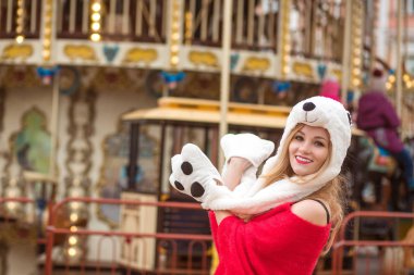 Neşeli sarışın kadın giyiyor kırmızı örgü kazak ve komik şapka, p