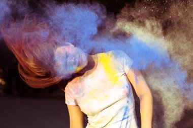 Kuru renk üfleme ile muhteşem kadın portresi toz içinde Holi