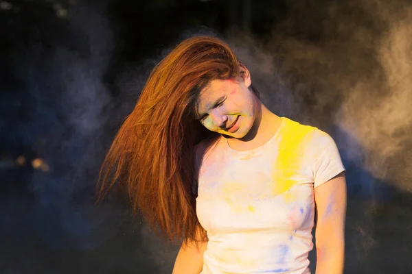 Portret młodej kobiety gry z koloru suchego proszku na holi co — Zdjęcie stockowe