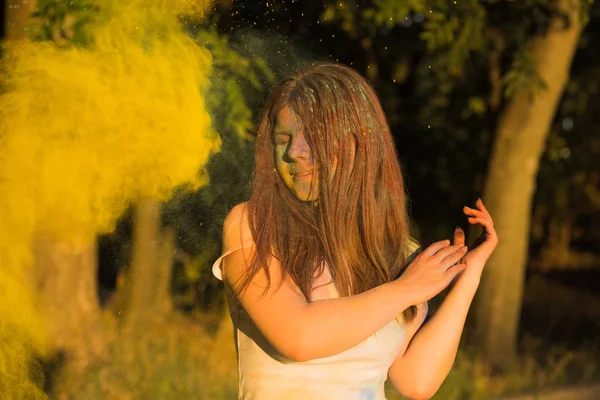 Portrait of pretty woman with long hair playing with dry color p — Stock Photo, Image