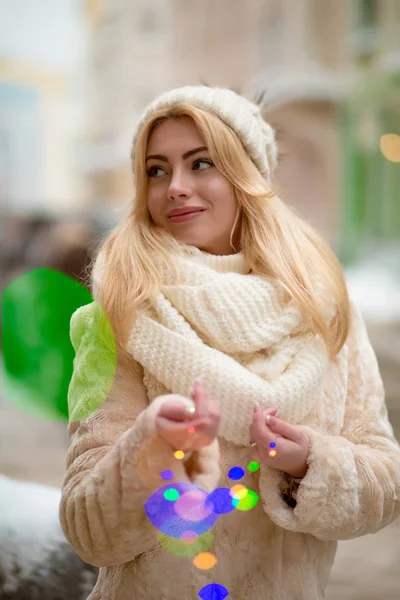Adorable young woman wearing white knitted hat and scarf, posing — Stock Photo, Image
