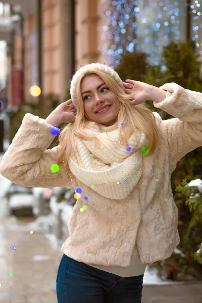 Amazing blonde woman wearing white knitted hat and scarf, posing — Stock Photo, Image