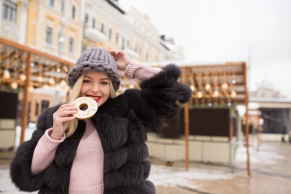 Joyful blonde model holding delicious ginger cookie against ligh — Stock Photo, Image