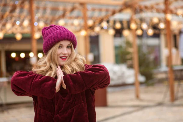 Roztomilá mladá žena nosí červené pletené čepice a zimní kabát, po — Stock fotografie