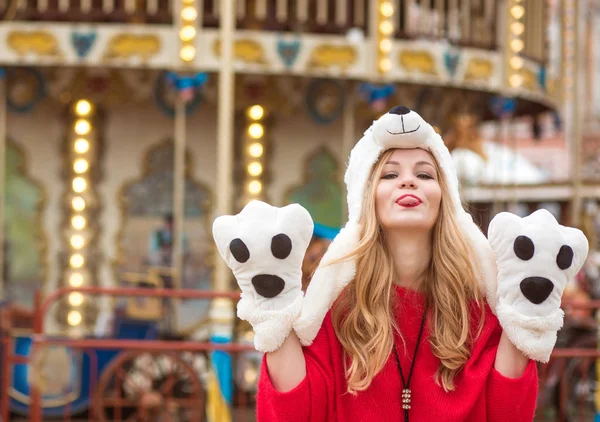 Super blondýna žena nosí červený pletený svetr a legračním klobouku, pos — Stock fotografie