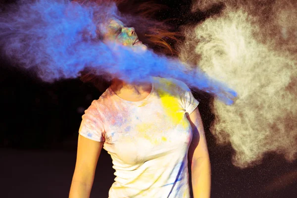 Retrato de mujer joven con soplado de polvo colorido seco Holi en — Foto de Stock