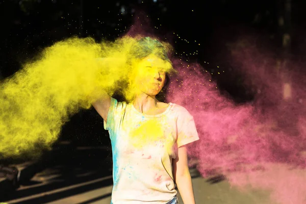Chica encantadora posando con amarillo y rosa Holi polvo explotando ne — Foto de Stock