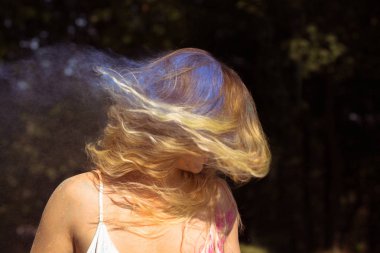 Güzel sarışın kadın uzun saçlı mavi rüzgar Durian Dragon 