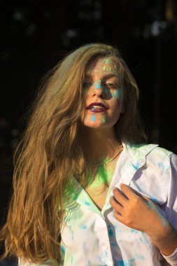 Gür saçlı renkli boya Ho ile poz şık genç kadın