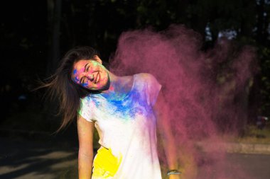 Holi toz par patlayan ile poz güzel tabaklanmış kadın