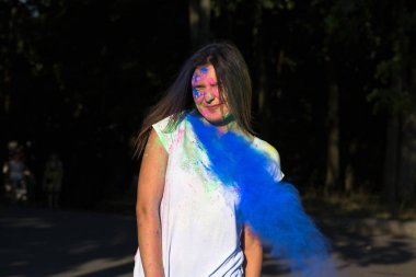 Güzel esmer kadın Gulal toz içinde patlayan ile poz 