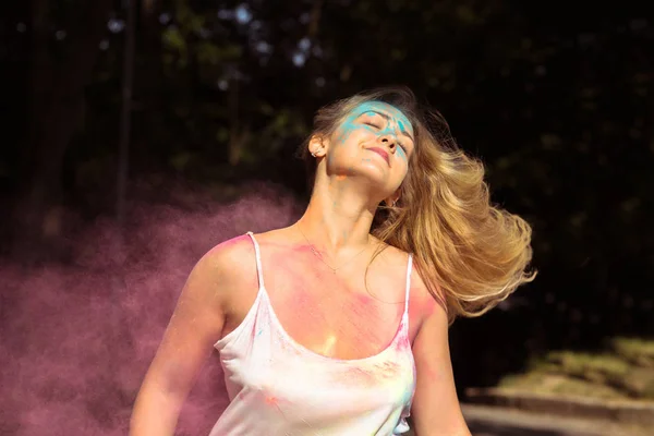 Fresco donna bionda con lunghi capelli ricci svolazzante sul vento con H — Foto Stock