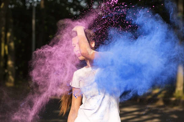 Glamorosa mujer bronceada con camiseta blanca, jugando con Holi — Foto de Stock