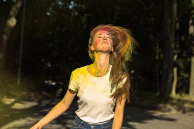 Rüzgar saç ve canlı renklerde explodin olan genç ve güzel kadın