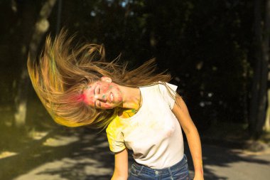 Güzel bayanı rüzgar saç ve canlı renklerde explodin