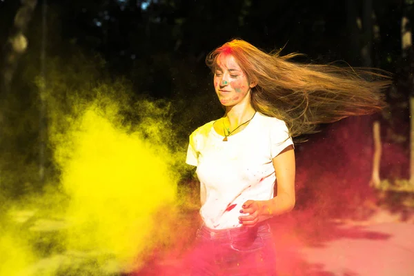 Υπέροχη ξανθιά κοπέλα με άνεμο στα μαλλιά και δονούμενα χρώματα explo — Φωτογραφία Αρχείου