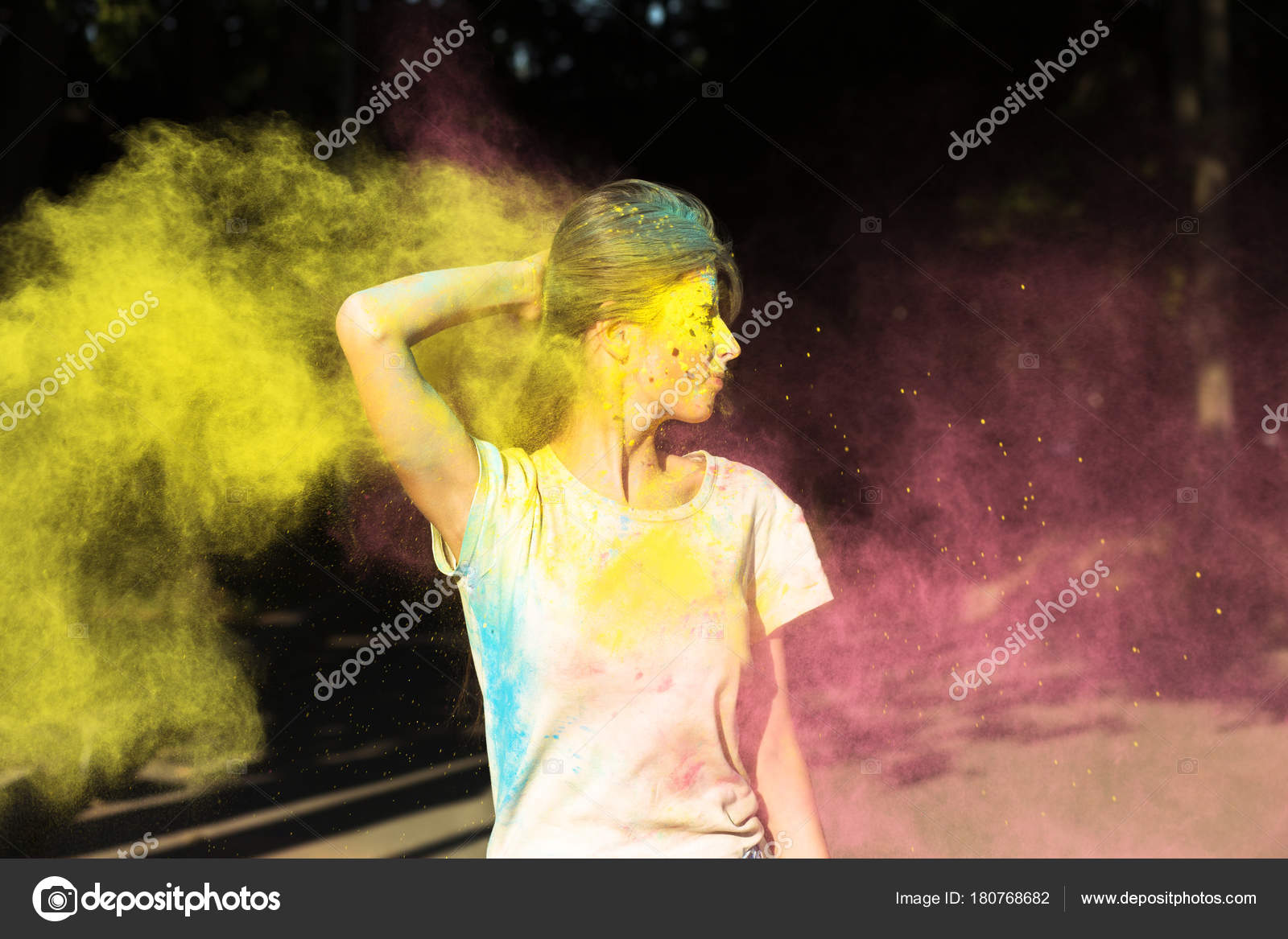 黄色とピンク ホーリー粉体爆発ポーズ栄光の女の子 ストック写真 C Vika Pavlyuk
