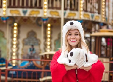 Giyen kırmızı örgü kazak ve komik şapka, p çok güzel sarışın kadın