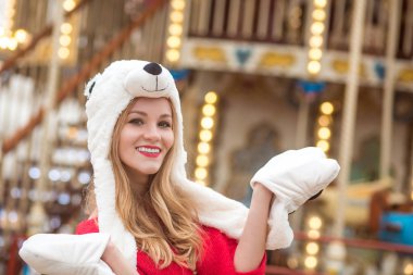 Portre portre sevimli genç kadının komik şapkalı nea poz